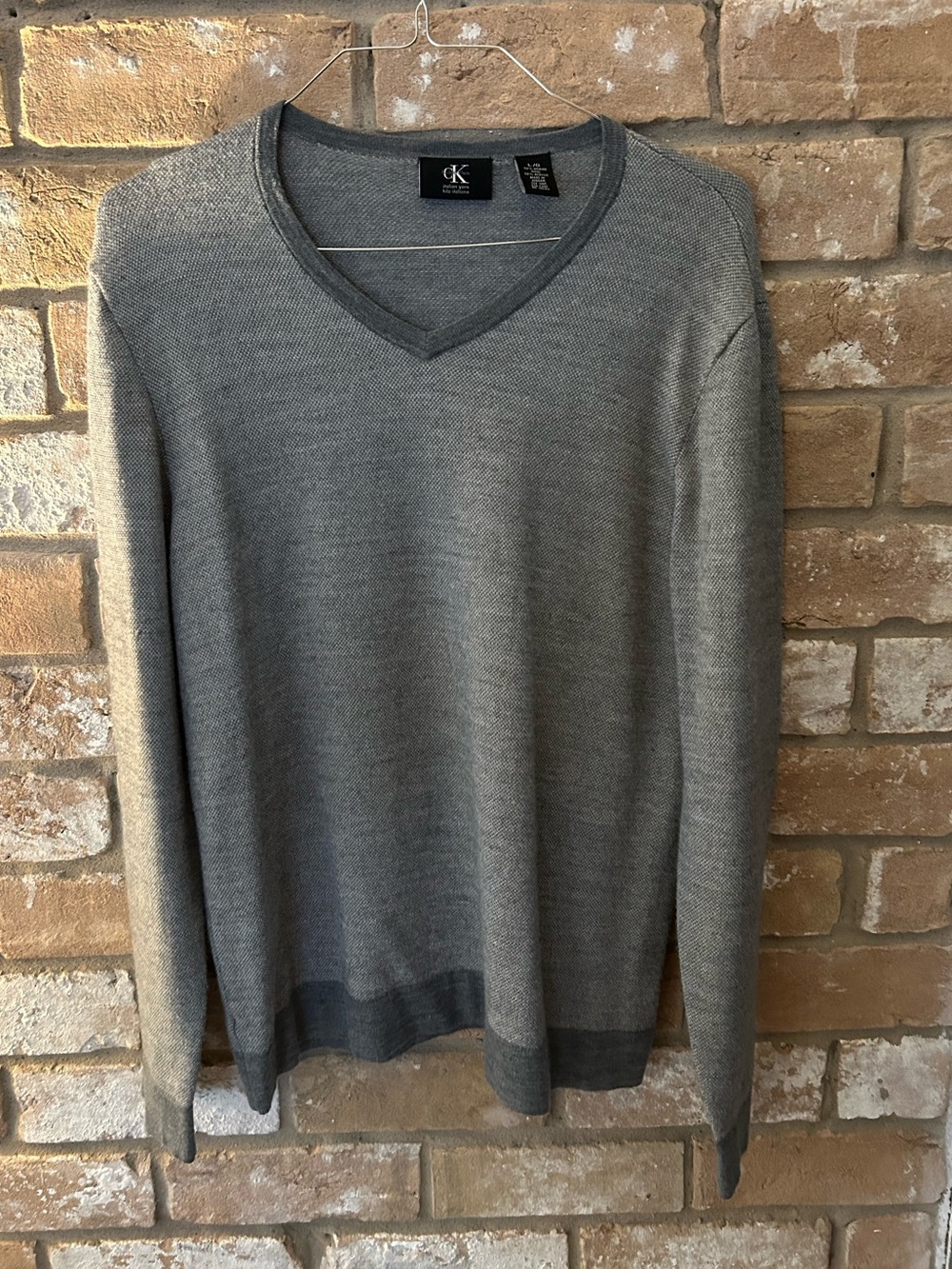Calvin Klein Men’s Gray V-Neck Sweater. Men’s Large.